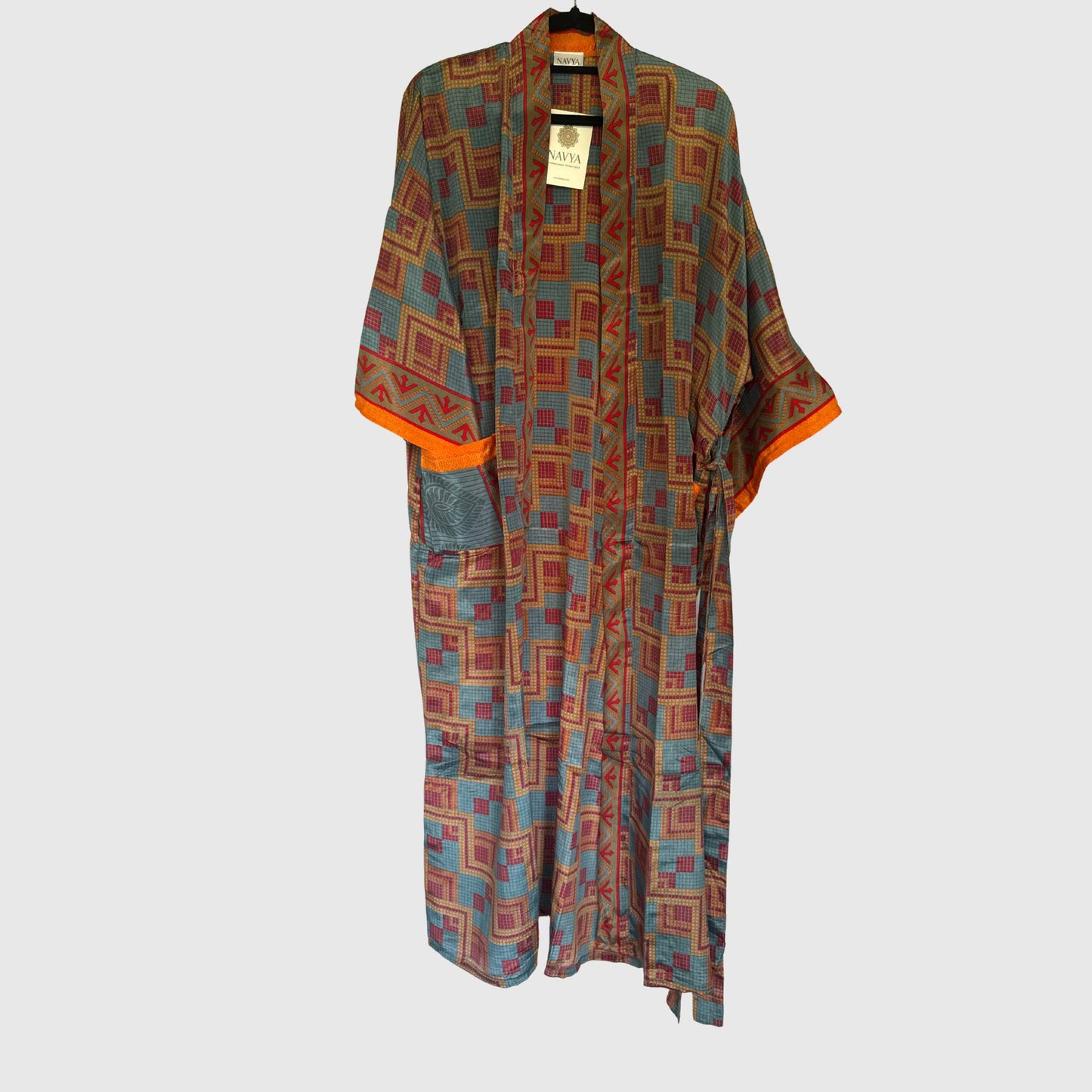 Upcycled Kimono Lang #1303 aus Vintage-Sari in Grau & Rot – Vorderansicht