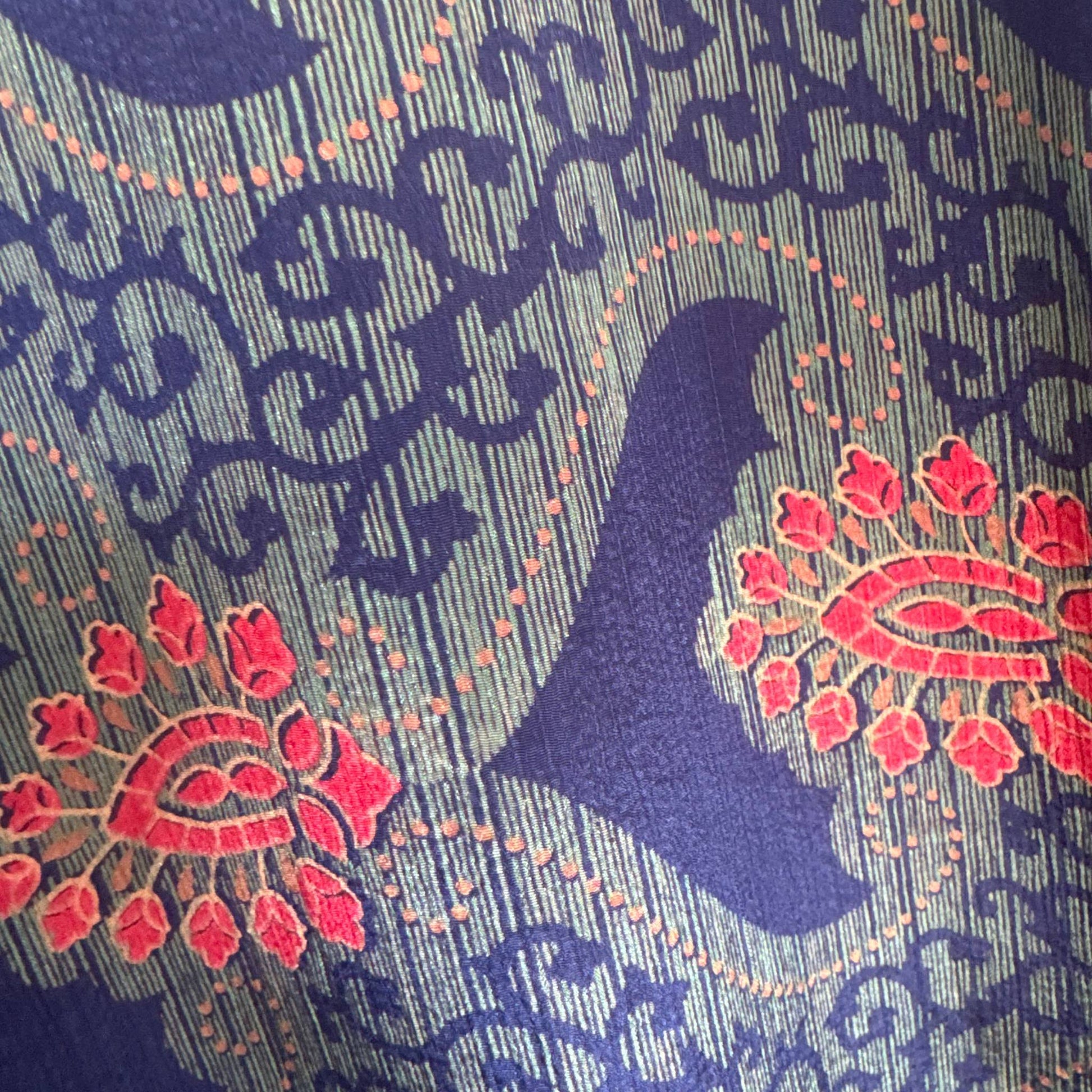 Upcycled Kimono Lang #1304 aus Vintage-Sari in Grau & Lila – Detailansicht