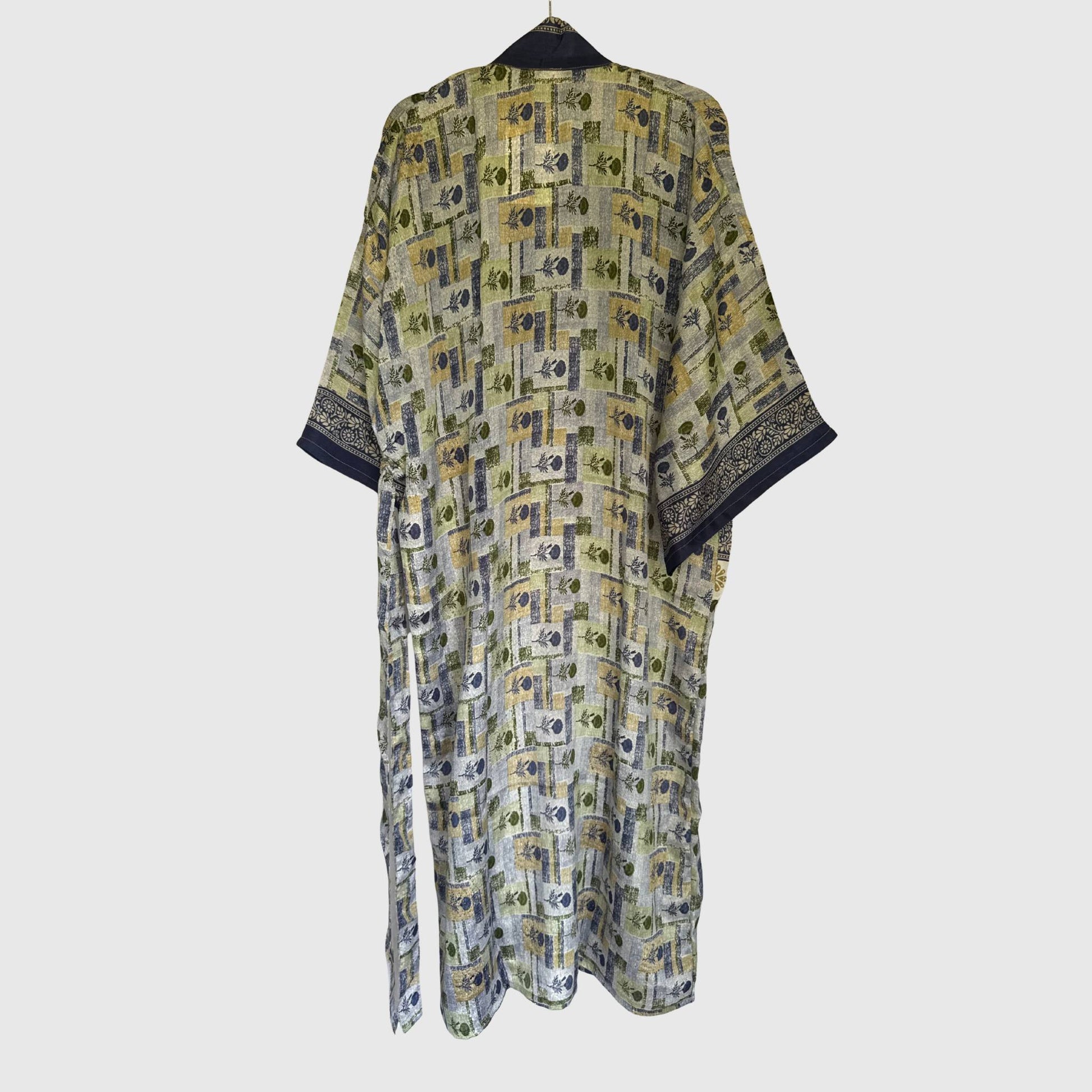 Upcycled Kimono Lang #1305 aus Vintage-Sari in Beige & Grau – Rückansicht