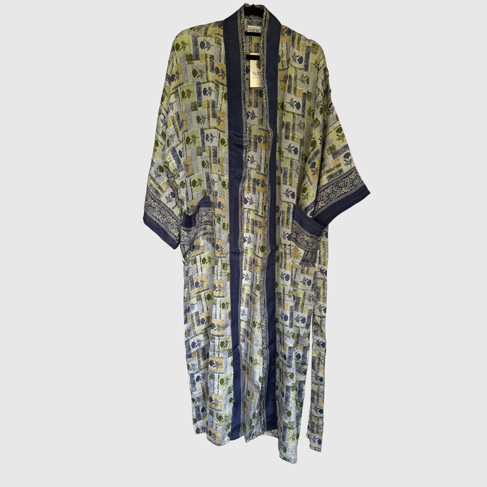 Upcycled Kimono Lang #1305 aus Vintage-Sari in Beige & Grau – Vorderansicht