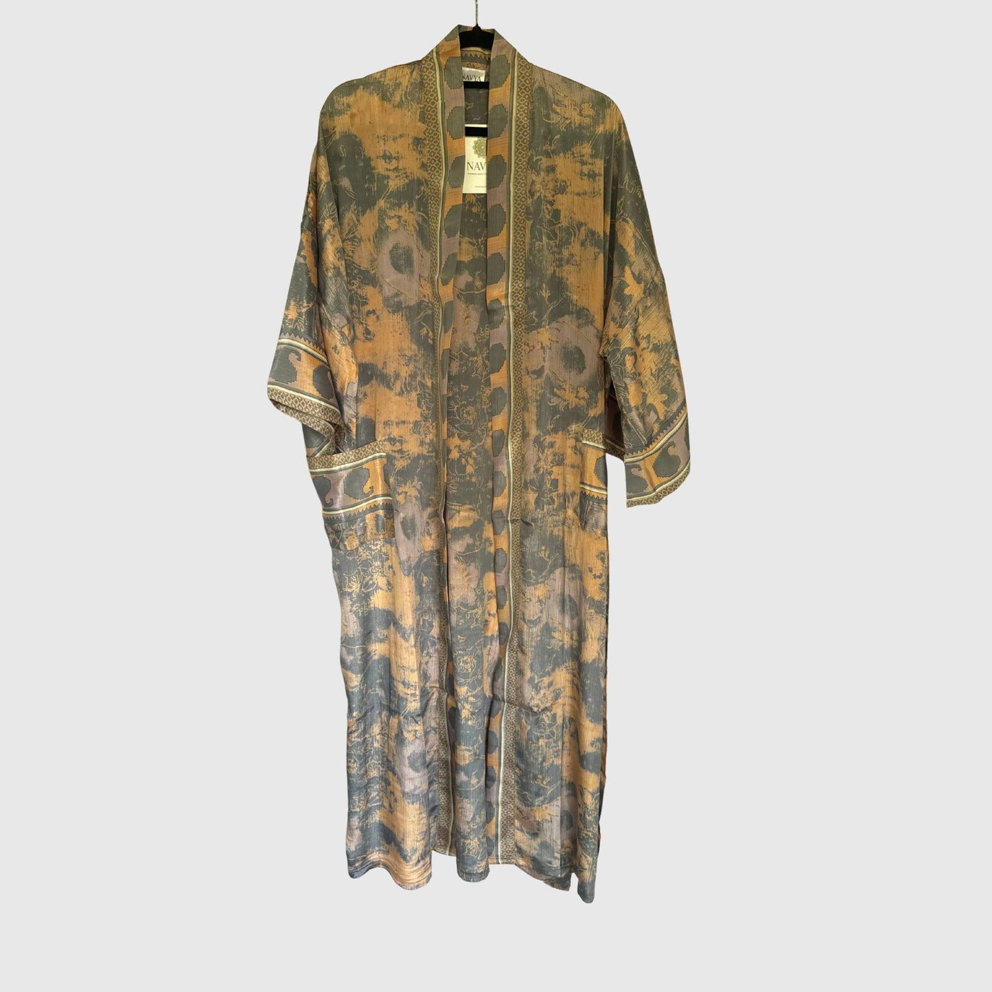 Upcycled Kimono Lang #1307 aus Vintage-Sari in Beige & Braun – Vorderansicht