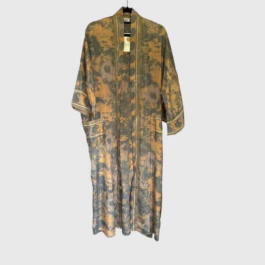 Upcycled Kimono Lang #1307 aus Vintage-Sari in Beige & Braun – Vorderansicht