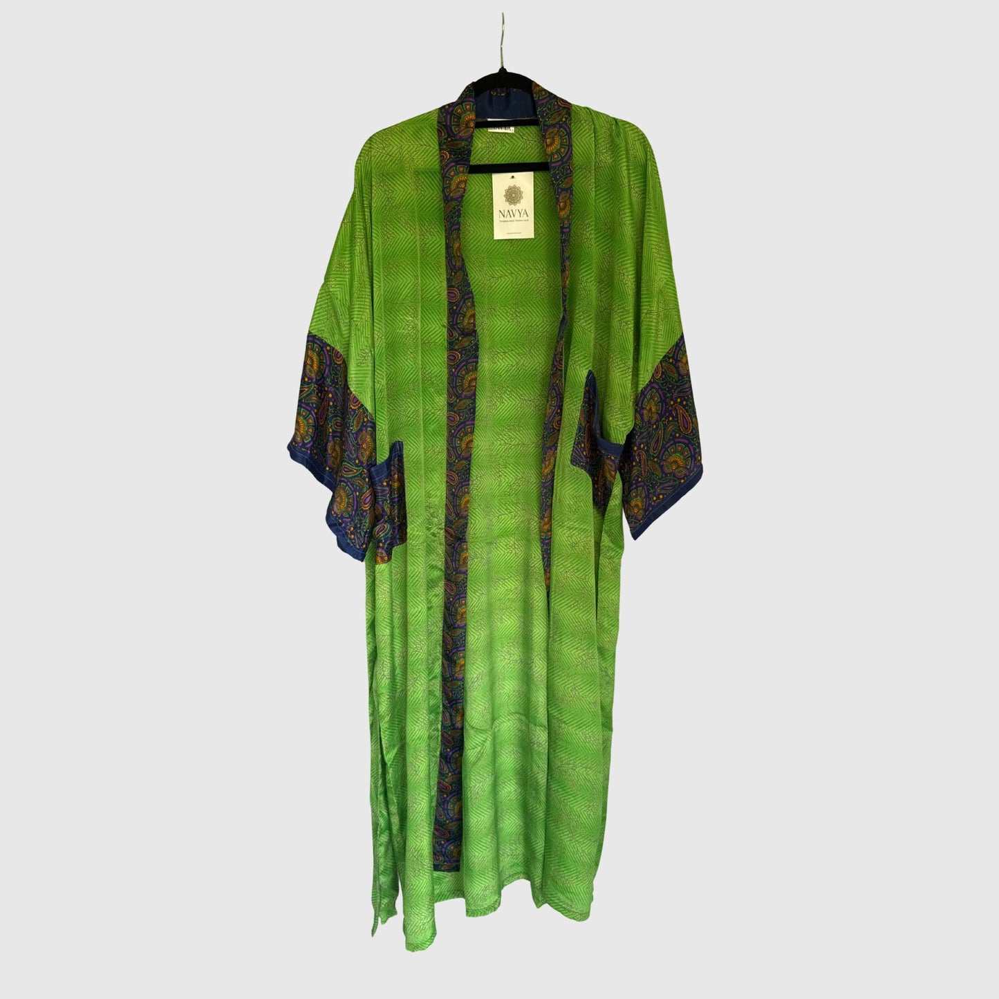 Upcycled Kimono Lang #1309 aus Vintage-Sari in Grün – Vorderansicht