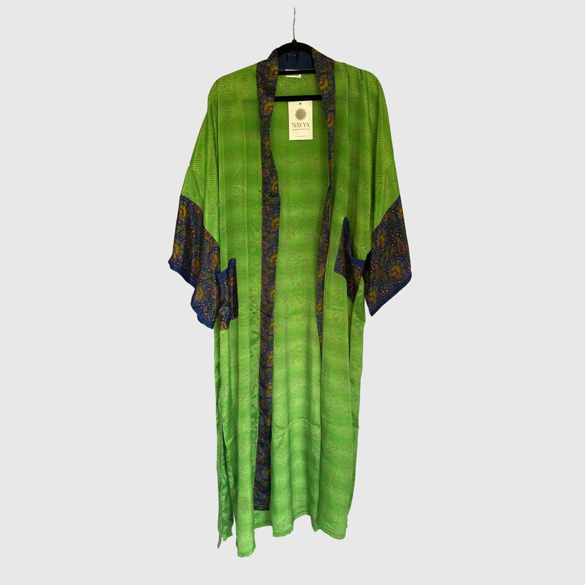 Upcycled Kimono Lang #1309 aus Vintage-Sari in Grün – Vorderansicht