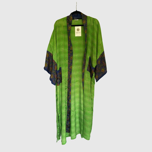 Upcycled Kimono Lang #1309 aus Vintage-Sari in Grün – Vorderansicht