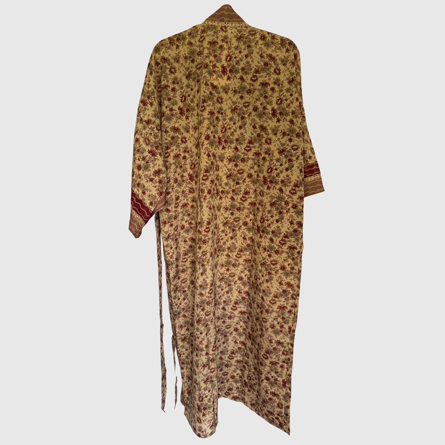 Upcycled Kimono Lang #1311 aus Vintage-Sari in Braun & Beige – Rückansicht