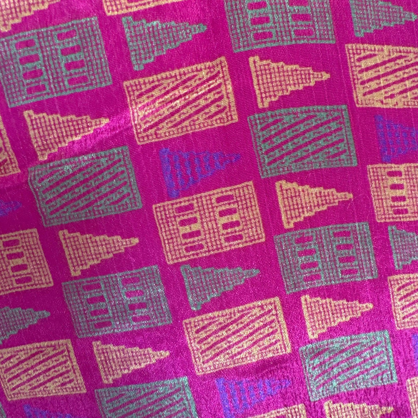 Upcycled Kimono Lang #1313 aus Vintage-Sari in Pink & Rot – Detailansicht