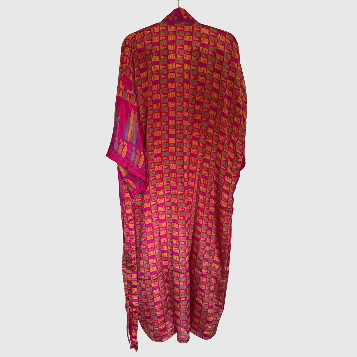 Upcycled Kimono Lang #1313 aus Vintage-Sari in Pink & Rot – Rückansicht