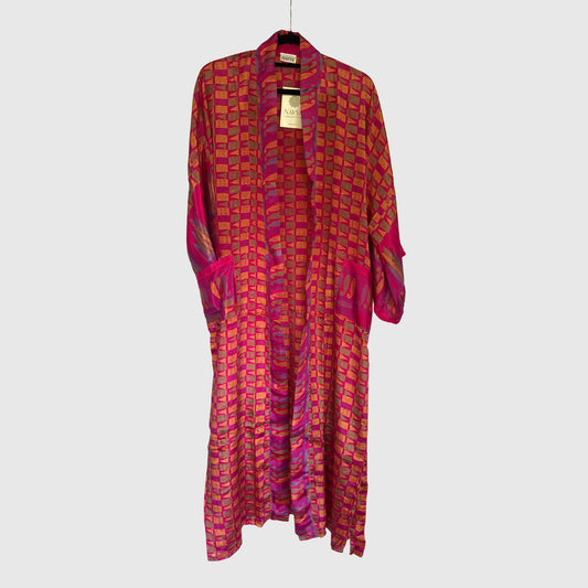 Upcycled Kimono Lang #1313 aus Vintage-Sari in Pink & Rot – Vorderansicht