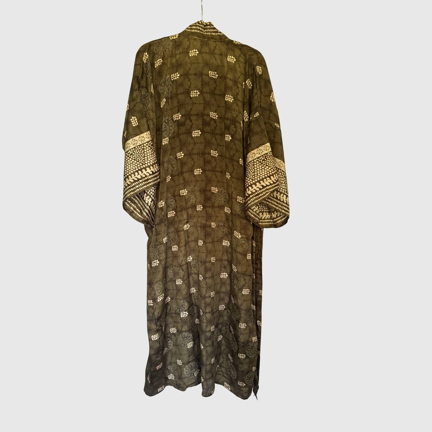 Upcycled Kimono Lang #1315 aus Vintage-Sari in Braun & Gold – Rückansicht