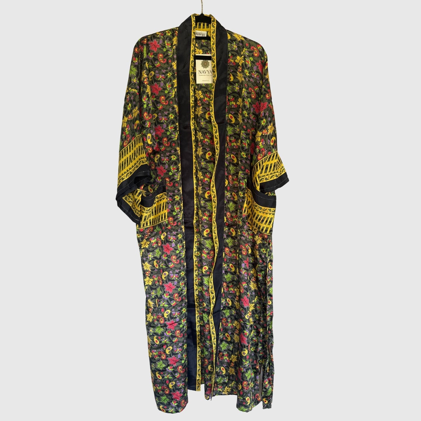 Upcycled Kimono Lang #1316 aus Vintage-Sari in Gold & Schwarz – Vorderansicht