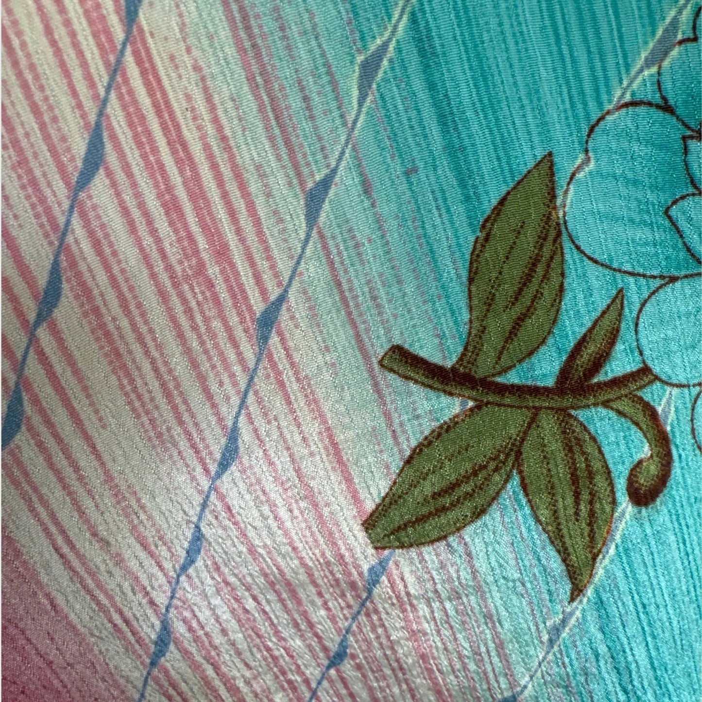 Upcycled Kimono Lang #1318 aus Vintage-Sari in Grün & Türkis – Detailansicht