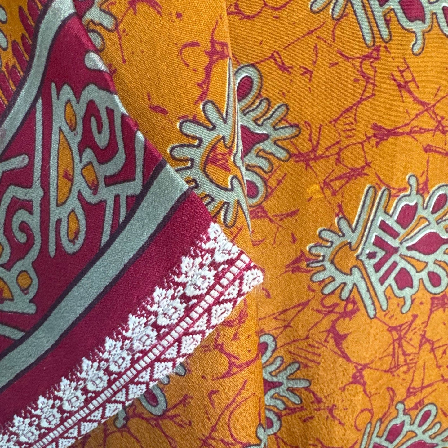 Upcycled Kimono Lang #1319 aus Vintage-Sari in Braun & Orange – Detailansicht