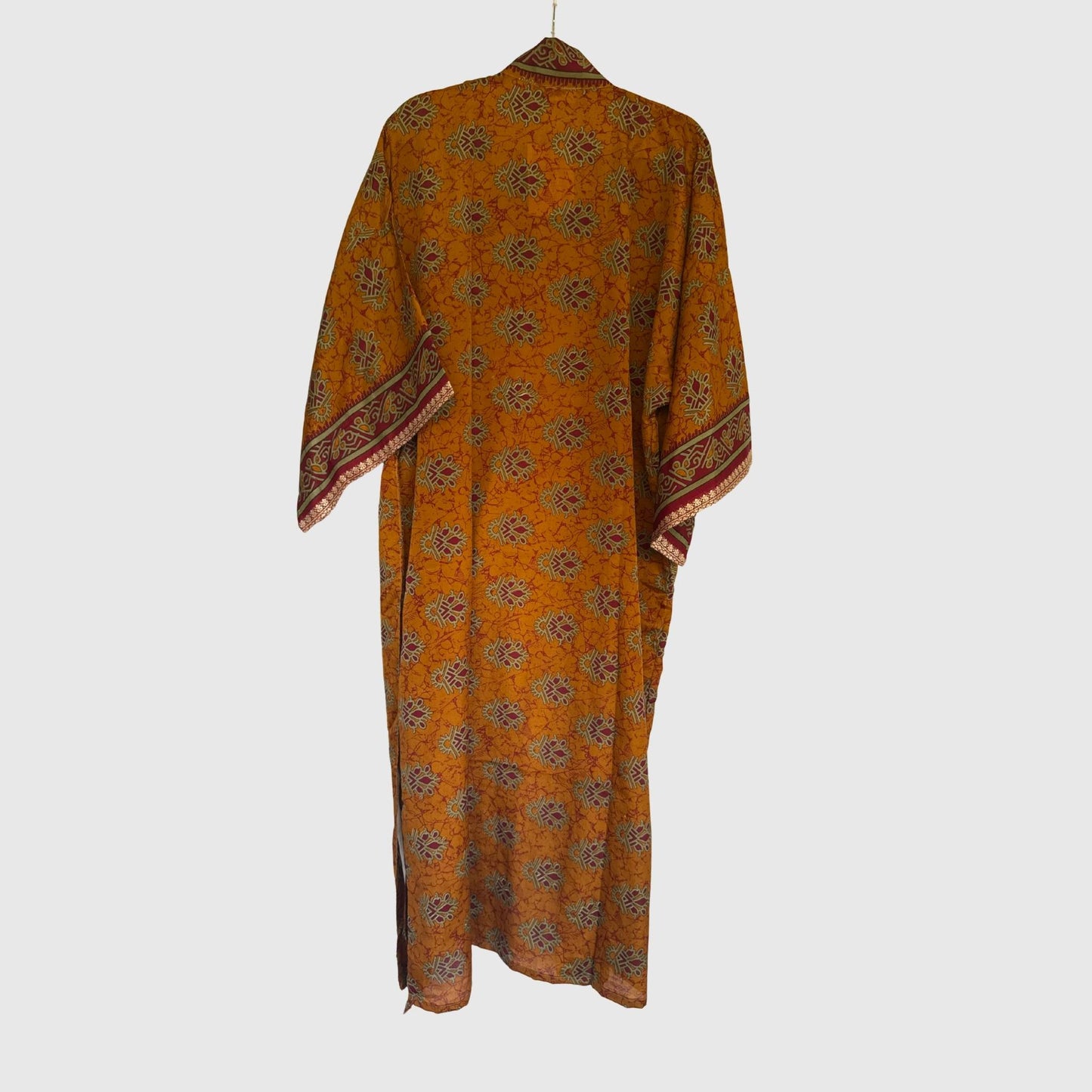Upcycled Kimono Lang #1319 aus Vintage-Sari in Braun & Orange – Rückansicht