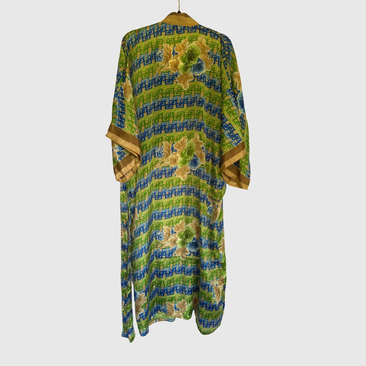 Upcycled Kimono Lang #1320 aus Vintage-Sari in Grün & Gelb – Rückansicht