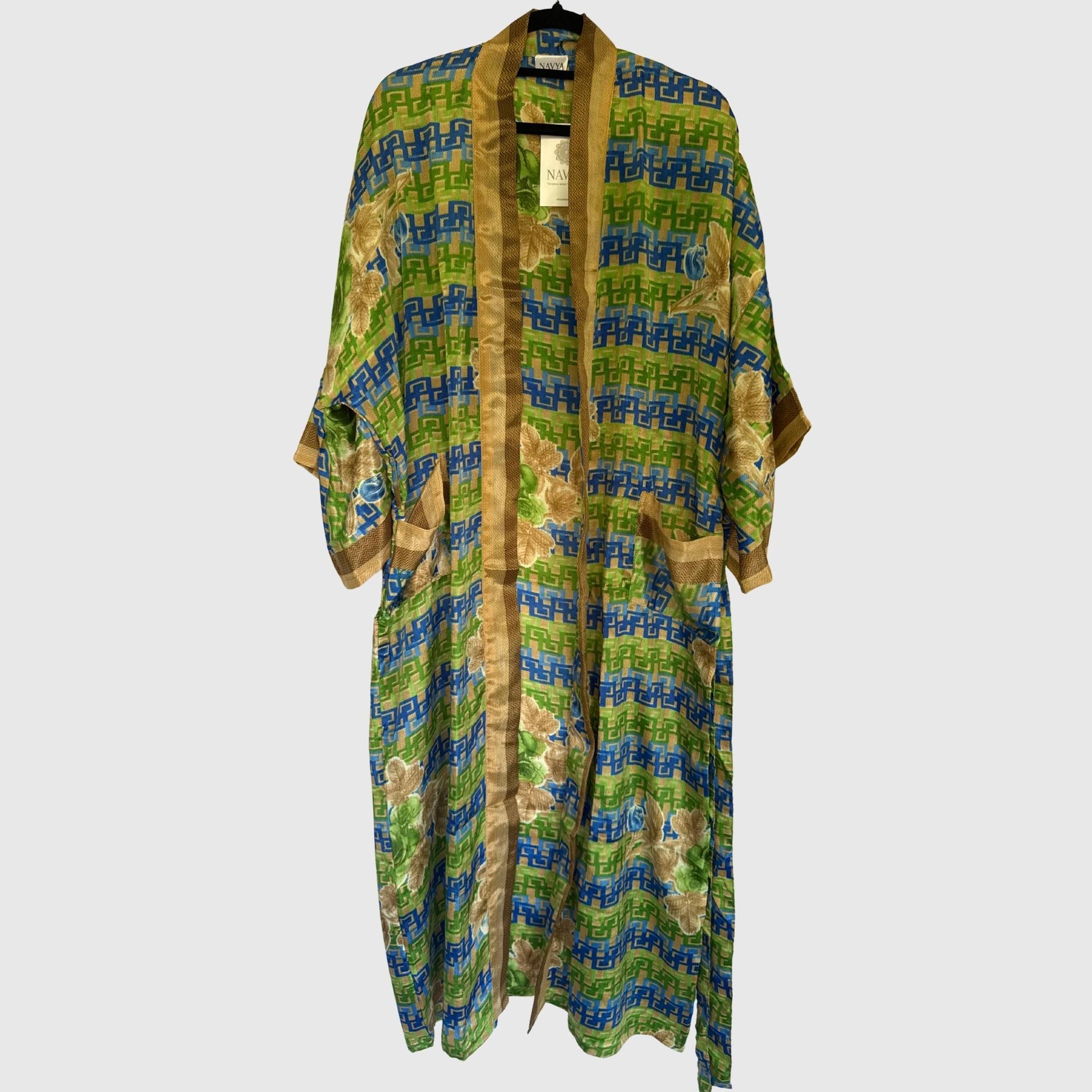 Upcycled Kimono Lang #1320 aus Vintage-Sari in Grün & Gelb – Vorderansicht