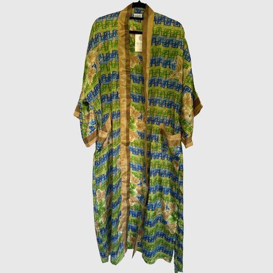 Upcycled Kimono Lang #1320 aus Vintage-Sari in Grün & Gelb – Vorderansicht
