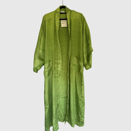 Upcycled Kimono Lang #1321 aus Vintage-Sari in Grün – Vorderansicht