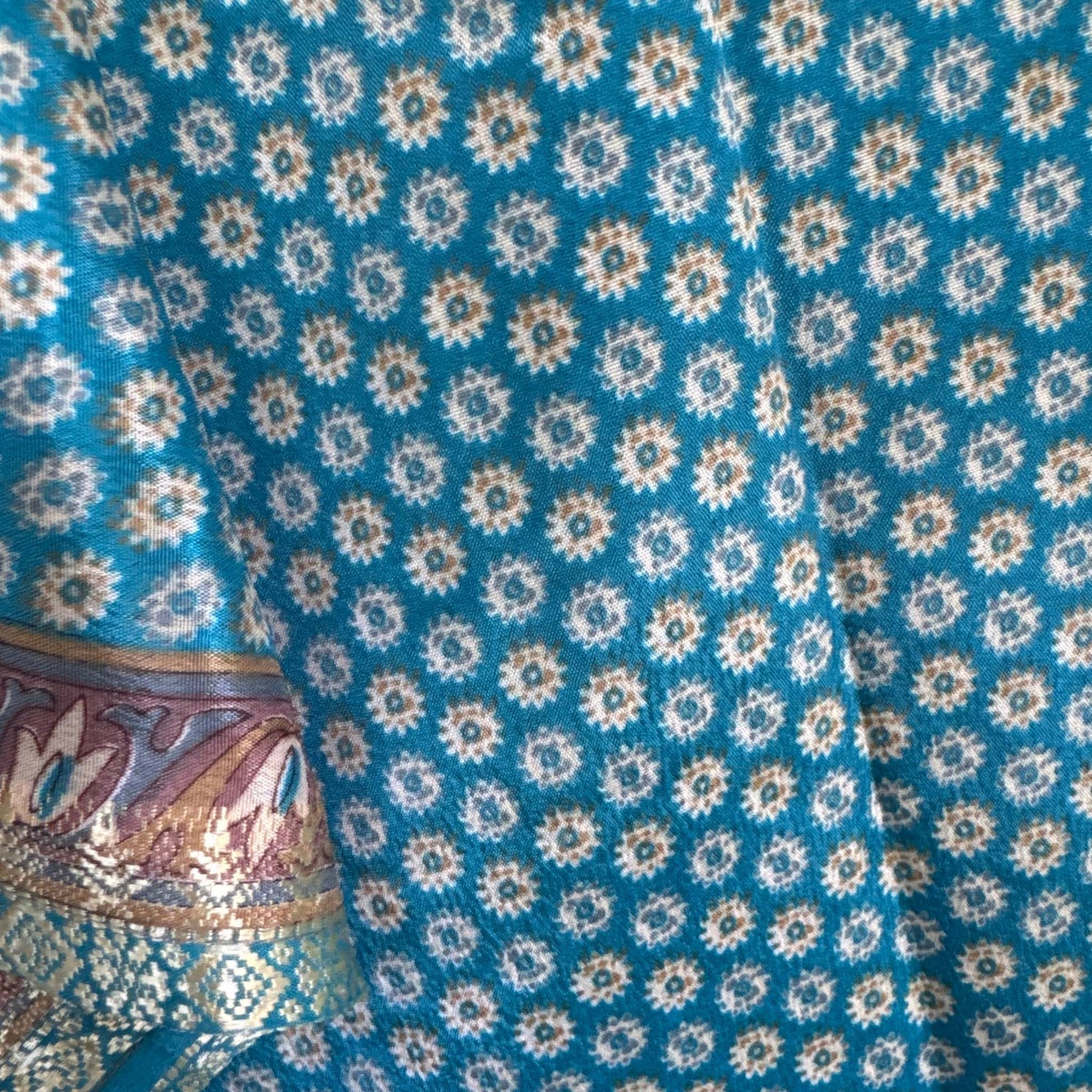 Upcycled Kimono Lang #1322 aus Vintage-Sari in Grün & Türkis – Detailansicht