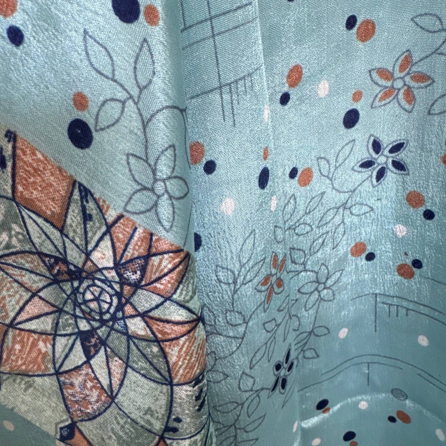 Upcycled Kimono Lang #1324 aus Vintage-Sari in Türkis & Grün – Detailansicht