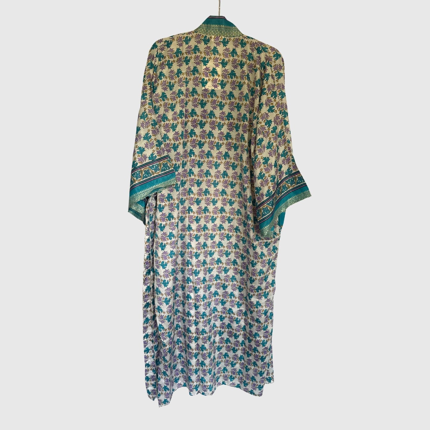 Upcycled Kimono Lang #1325 aus Vintage-Sari in Türkis & Grau – Rückansicht