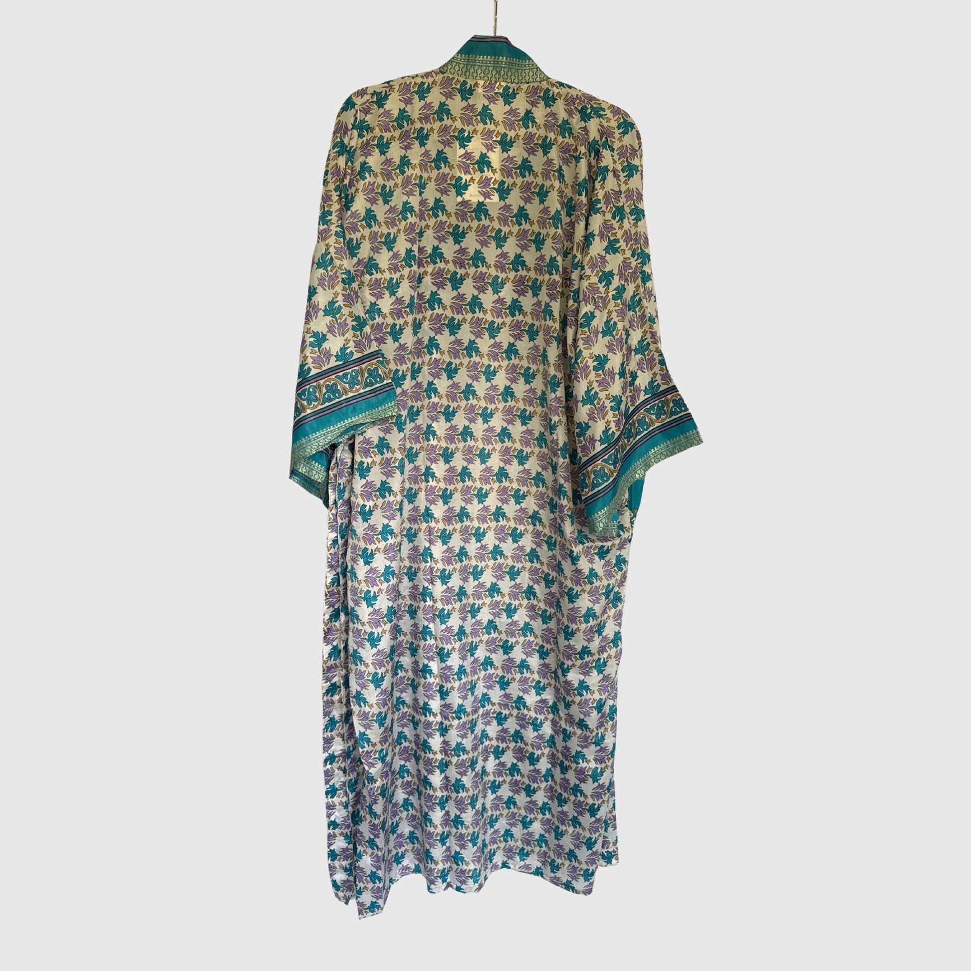 Upcycled Kimono Lang #1325 aus Vintage-Sari in Türkis & Grau – Rückansicht
