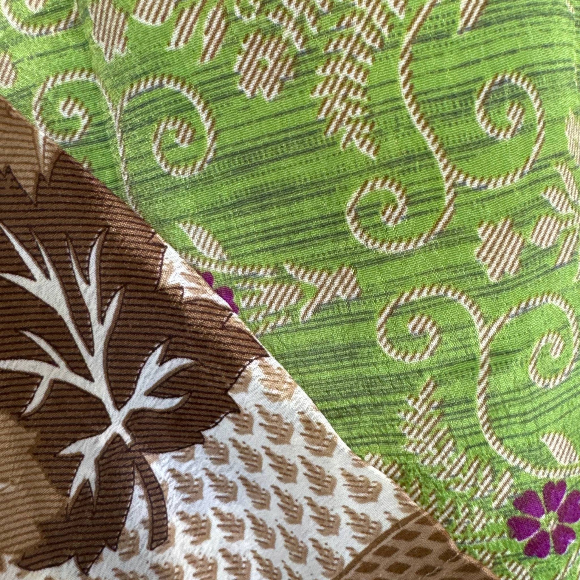 Upcycled Kimono Lang #1326 aus Vintage-Sari in Grün & Gold – Detailansicht