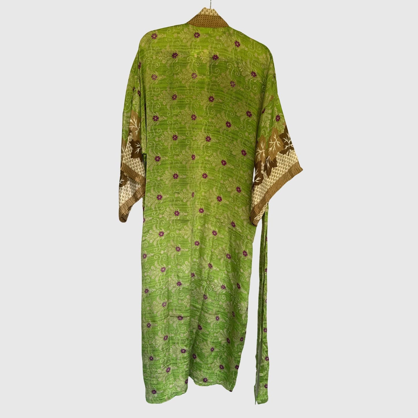 Upcycled Kimono Lang #1326 aus Vintage-Sari in Grün & Gold – Rückansicht