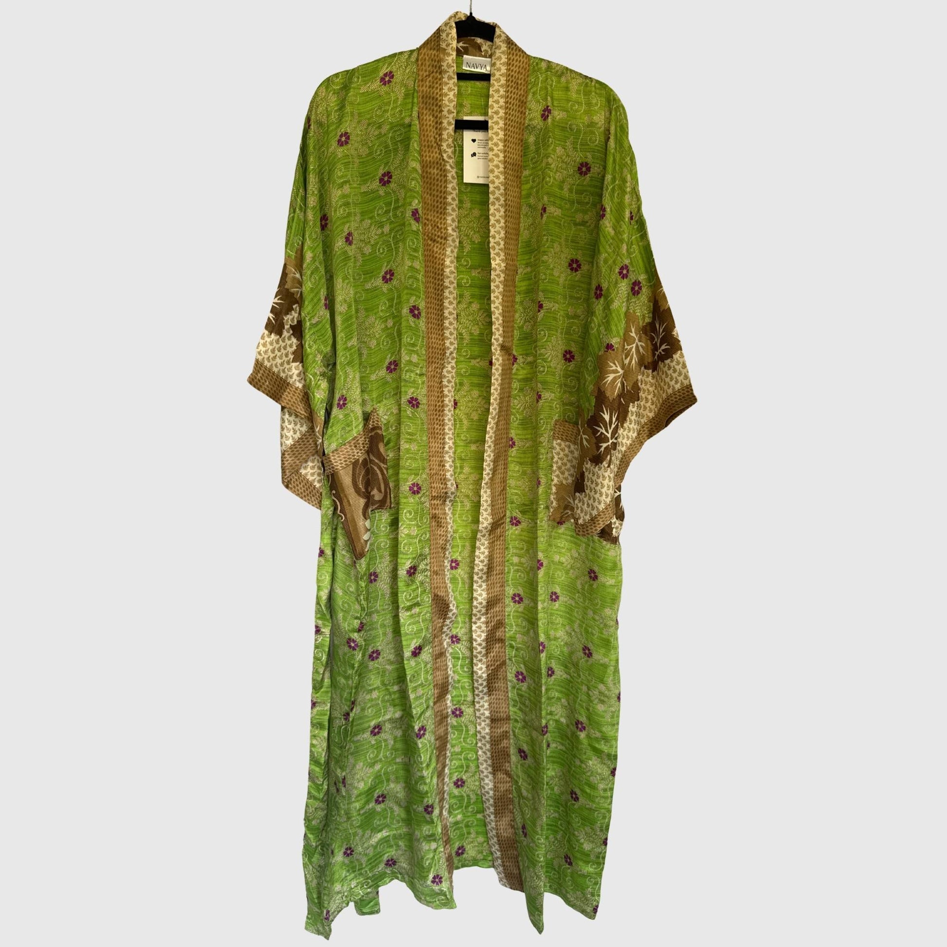 Upcycled Kimono Lang #1326 aus Vintage-Sari in Grün & Gold – Vorderansicht