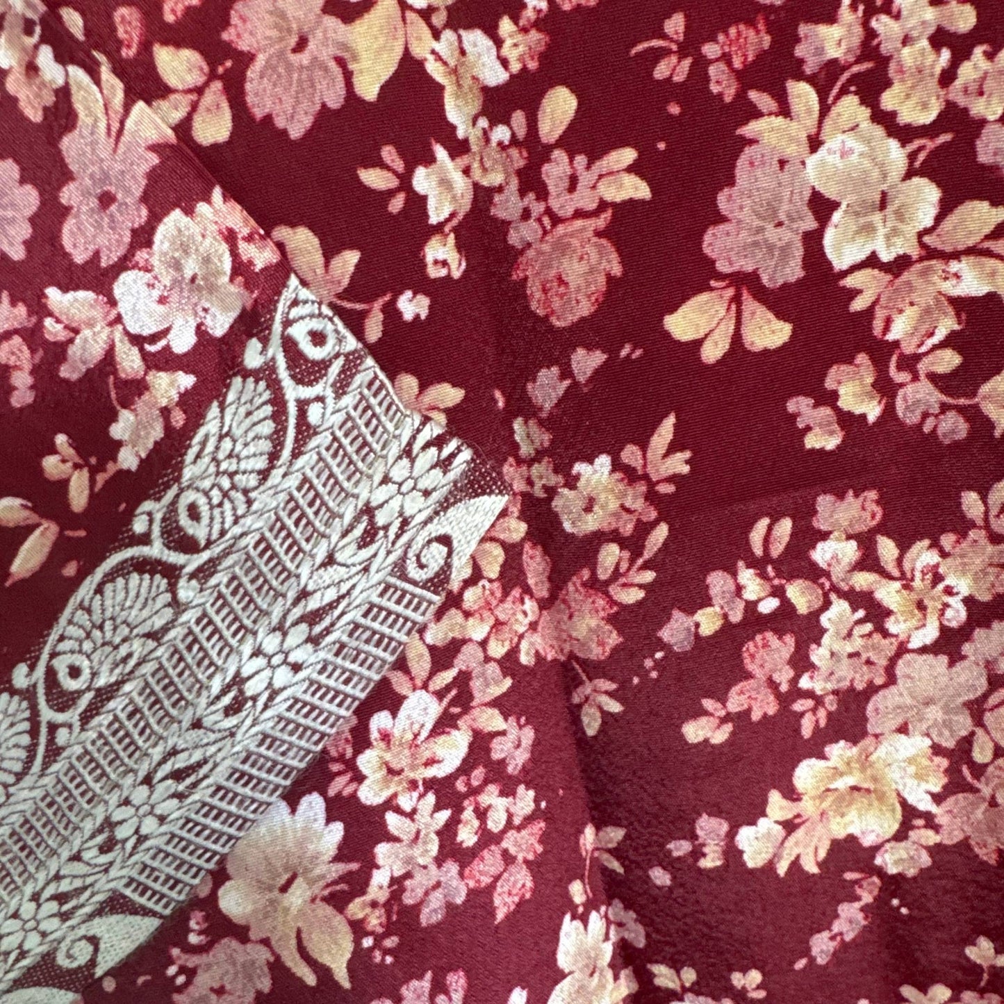 Upcycled Kimono Lang #1327 aus Vintage-Sari in Rot & Rosa – Detailansicht