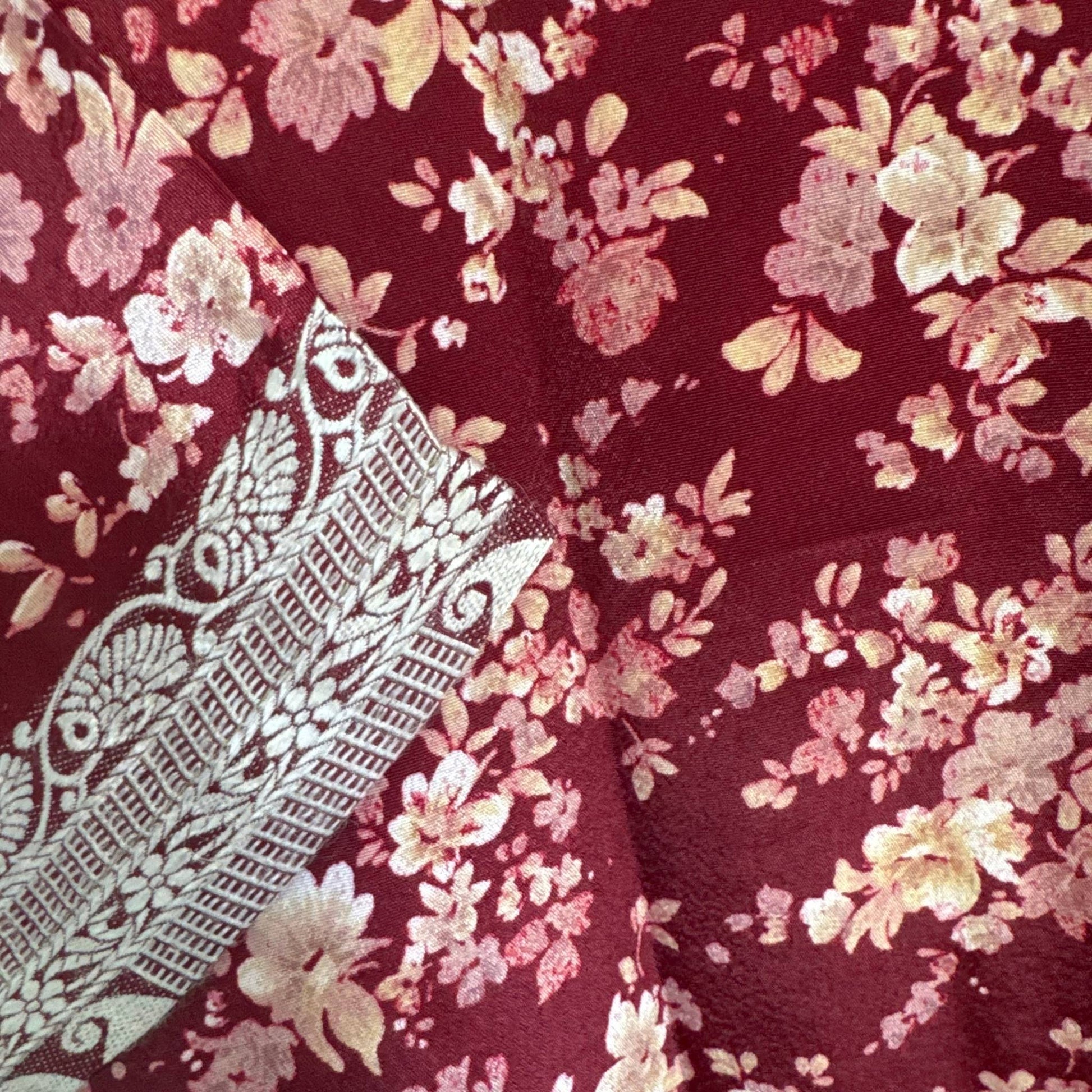 Upcycled Kimono Lang #1327 aus Vintage-Sari in Rot & Rosa – Detailansicht