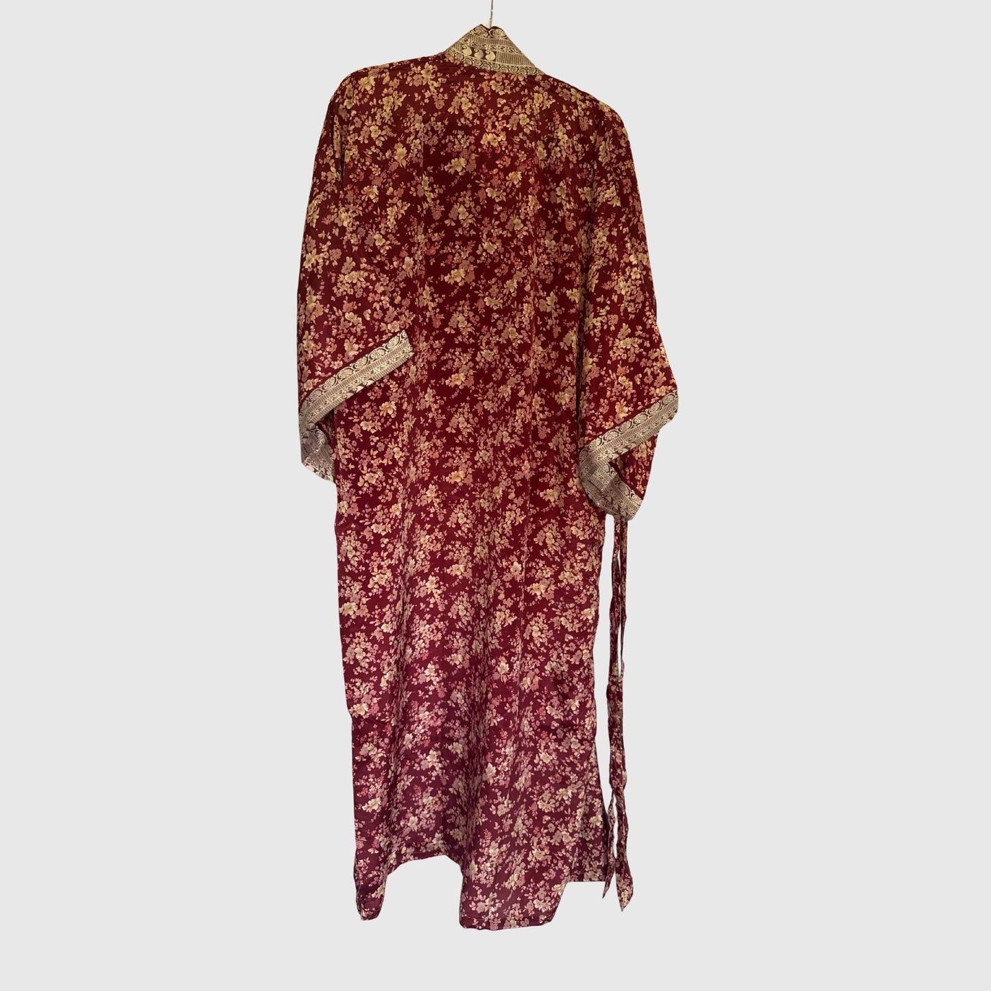 Upcycled Kimono Lang #1327 aus Vintage-Sari in Rot & Rosa – Rückansicht