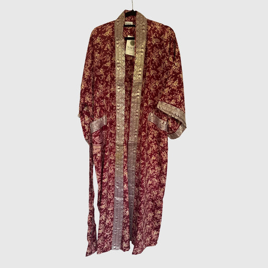 Upcycled Kimono Lang #1327 aus Vintage-Sari in Rot & Rosa – Vorderansicht