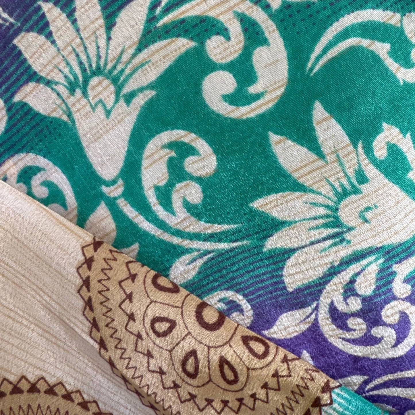 Upcycled Kimono Lang #1328 aus Vintage-Sari in Grün & Türkis – Detailansicht