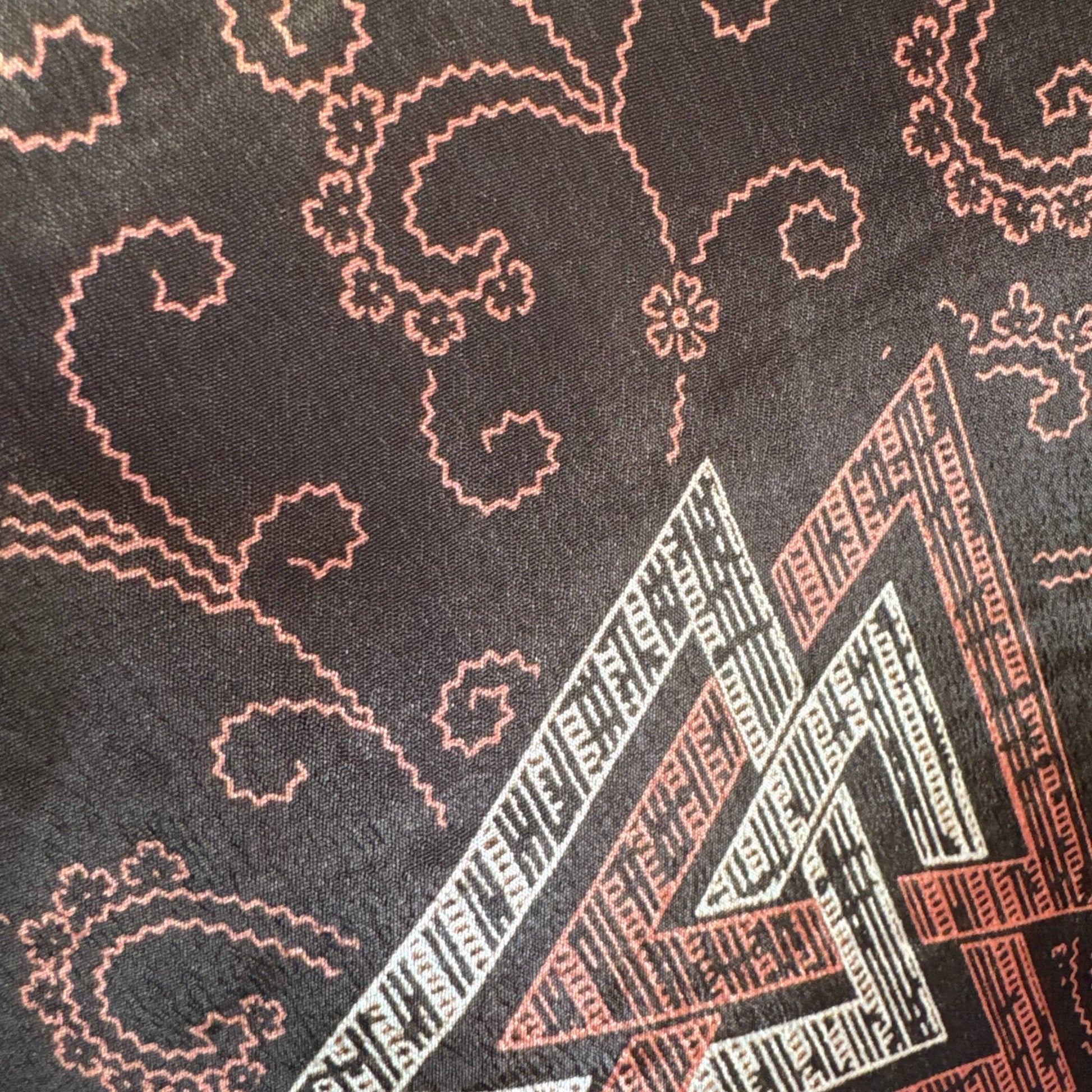 Upcycled Kimono Lang #1330 aus Vintage-Sari in Braun – Detailansicht