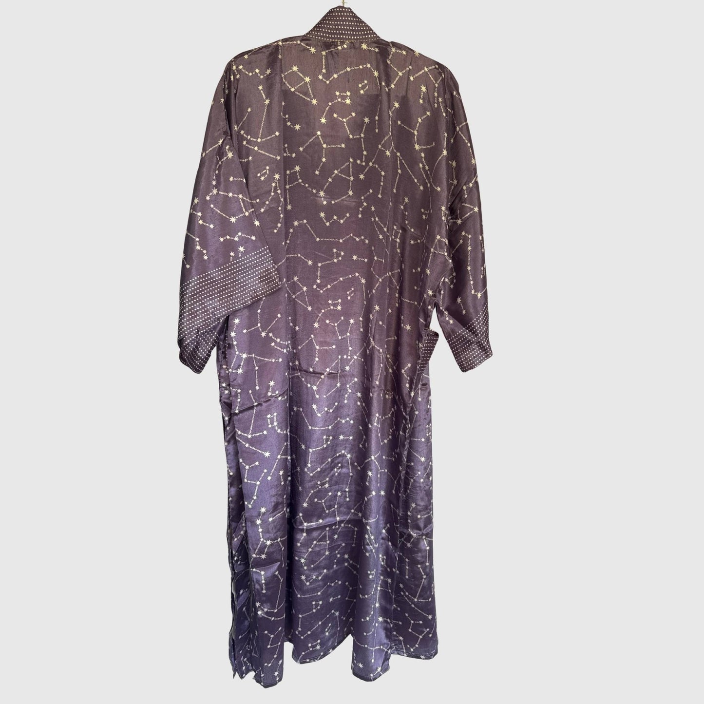 Upcycled Kimono Lang #1331 aus Vintage-Sari in Lila & Magenta – Rückansicht