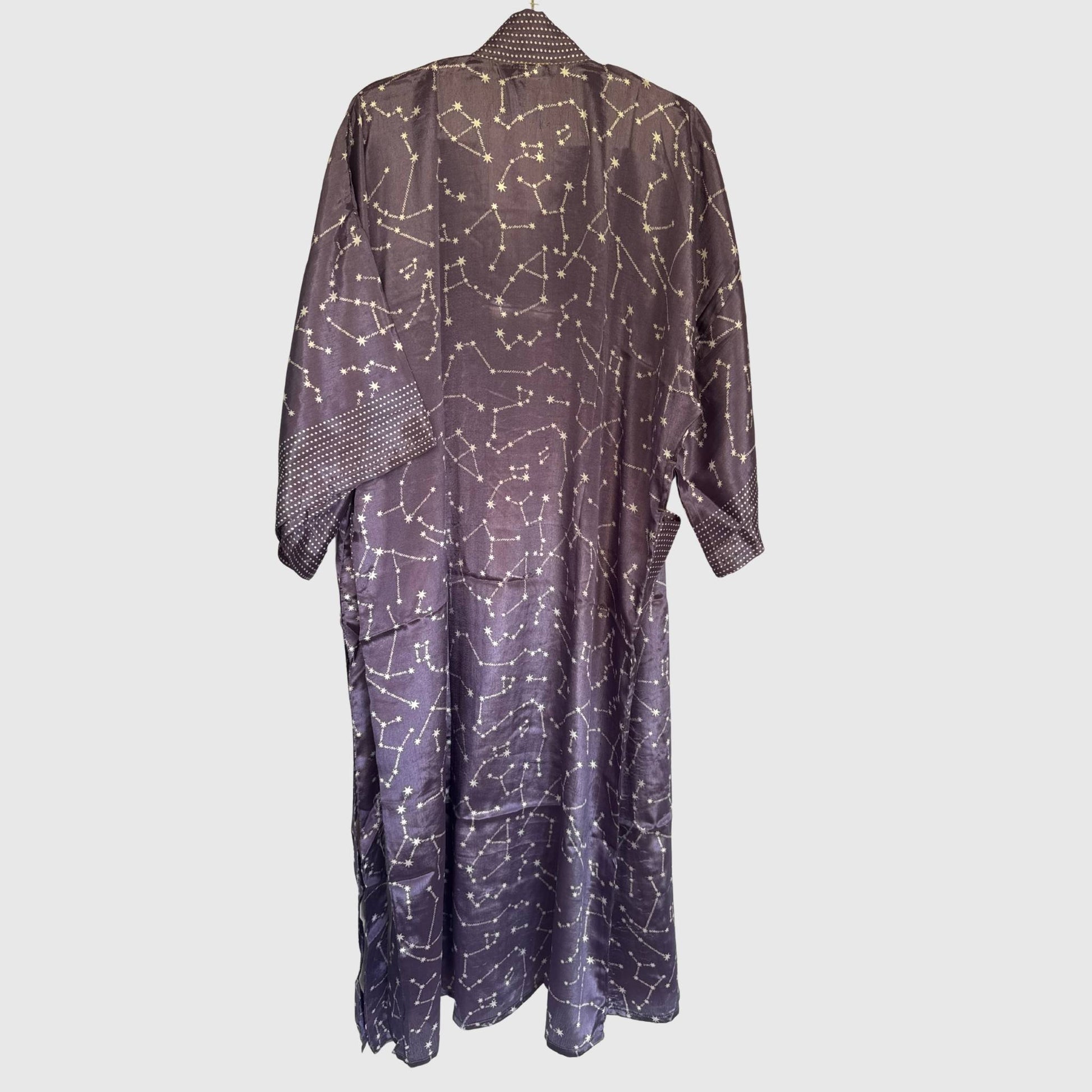 Upcycled Kimono Lang #1331 aus Vintage-Sari in Lila & Magenta – Rückansicht