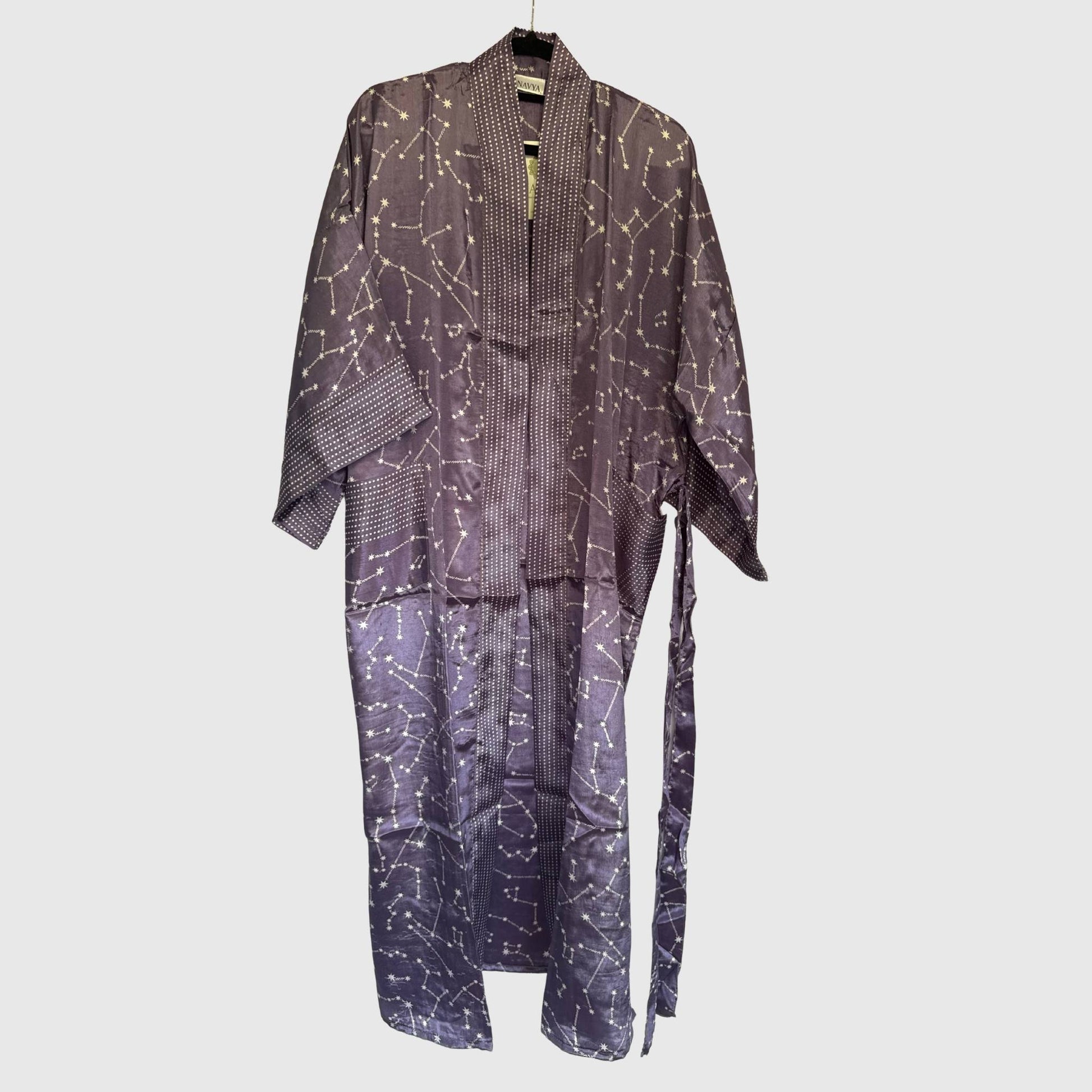 Upcycled Kimono Lang #1331 aus Vintage-Sari in Lila & Magenta – Vorderansicht