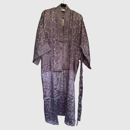 Upcycled Kimono Lang #1331 aus Vintage-Sari in Lila & Magenta – Vorderansicht