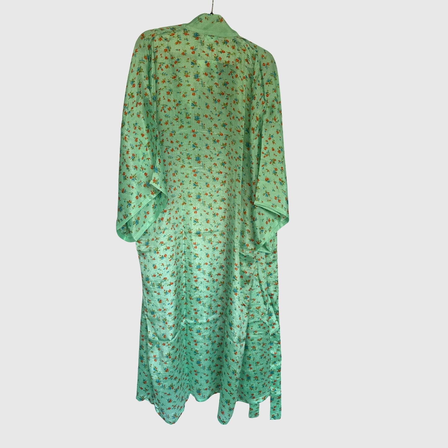 Upcycled Kimono Lang #1332 aus Vintage-Sari in Grün – Rückansicht