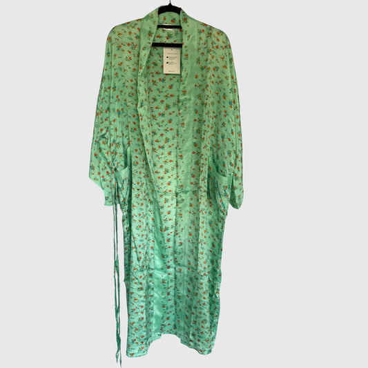 Upcycled Kimono Lang #1332 aus Vintage-Sari in Grün – Vorderansicht