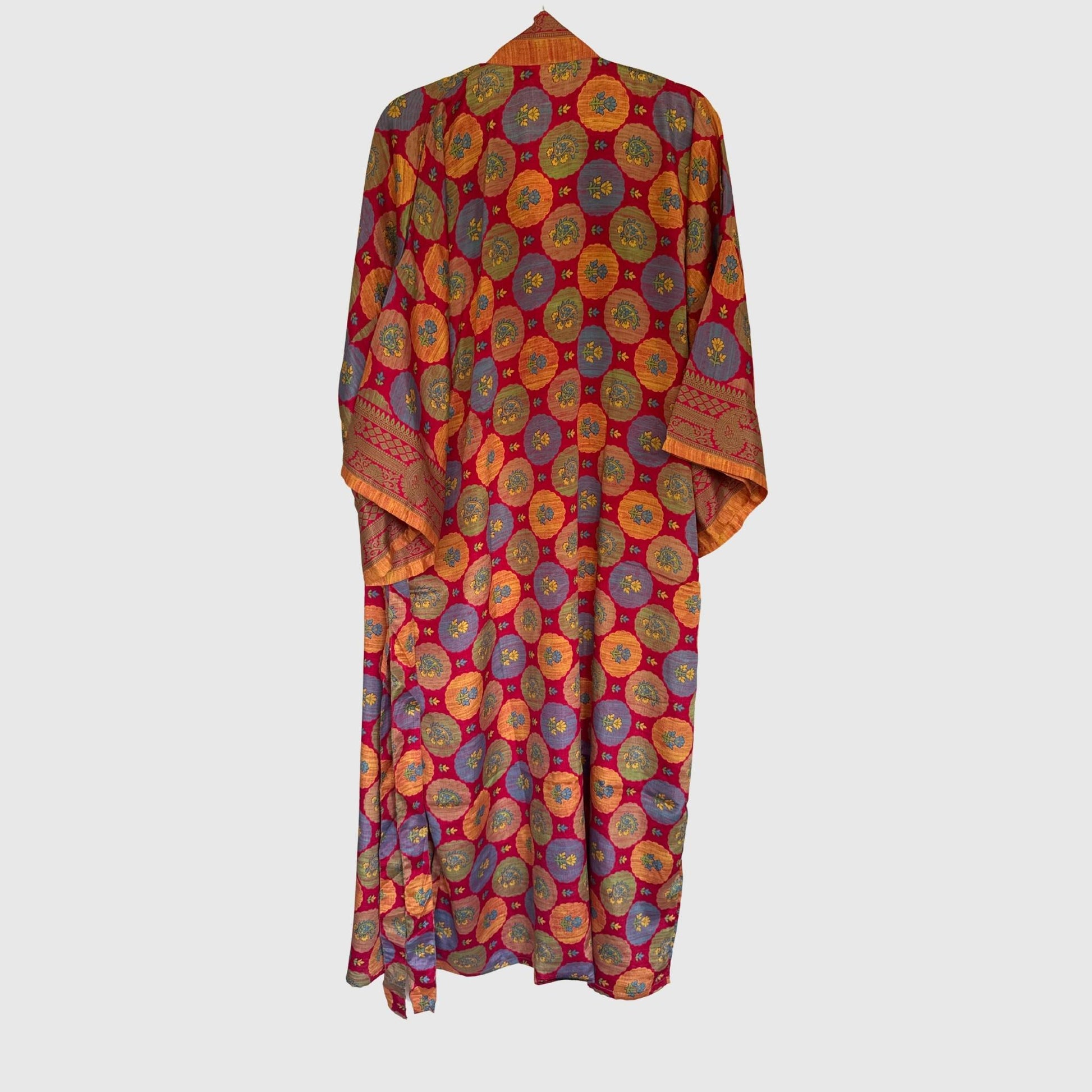 Upcycled Kimono Lang #1334 aus Vintage-Sari in Rot & Orange – Rückansicht