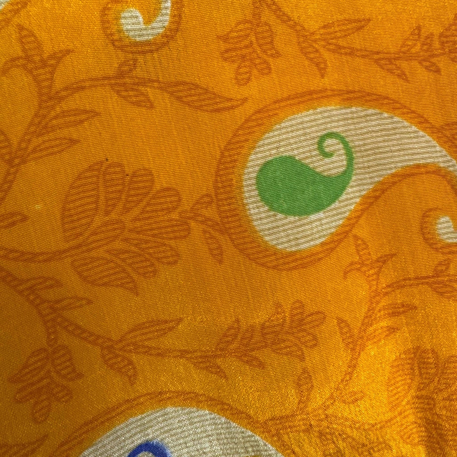 Upcycled Kimono Lang #1336 aus Vintage-Sari in Orange & Gold – Detailansicht
