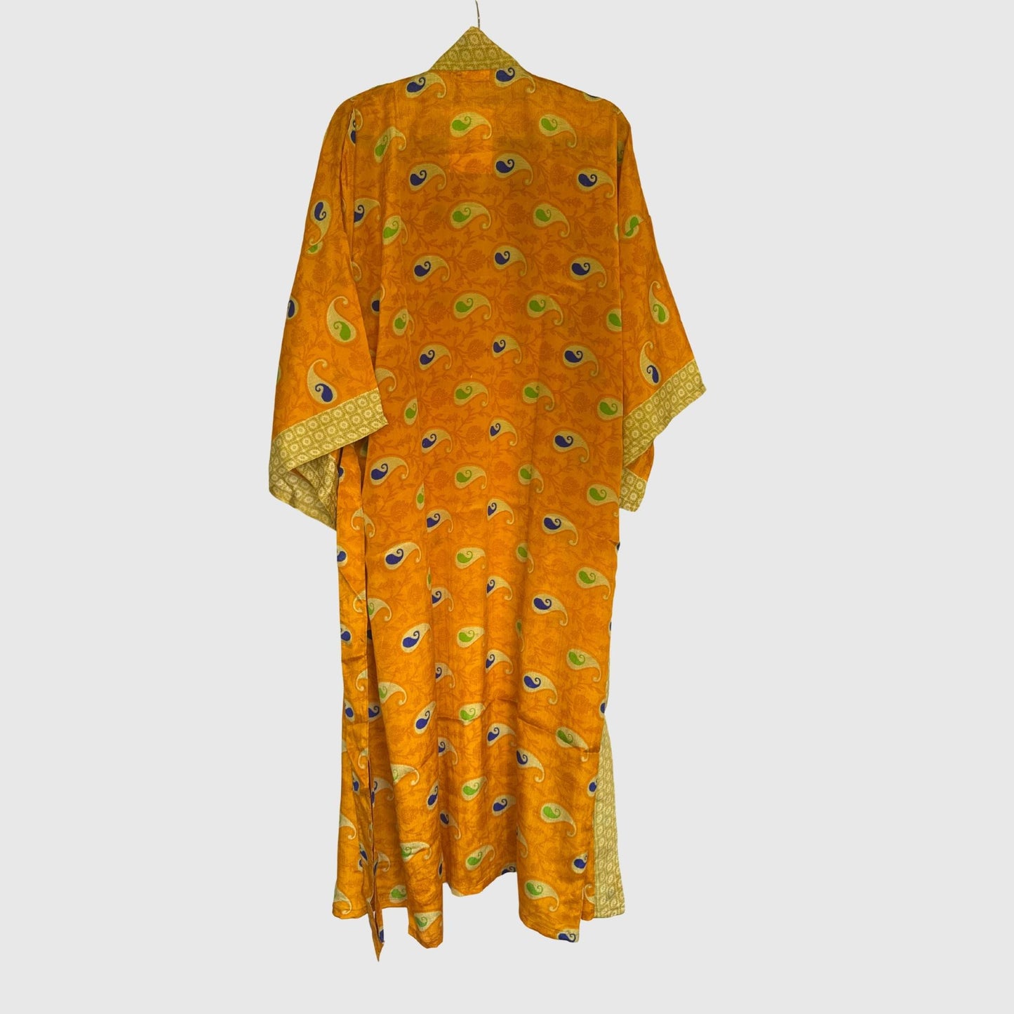 Upcycled Kimono Lang #1336 aus Vintage-Sari in Orange & Gold – Rückansicht