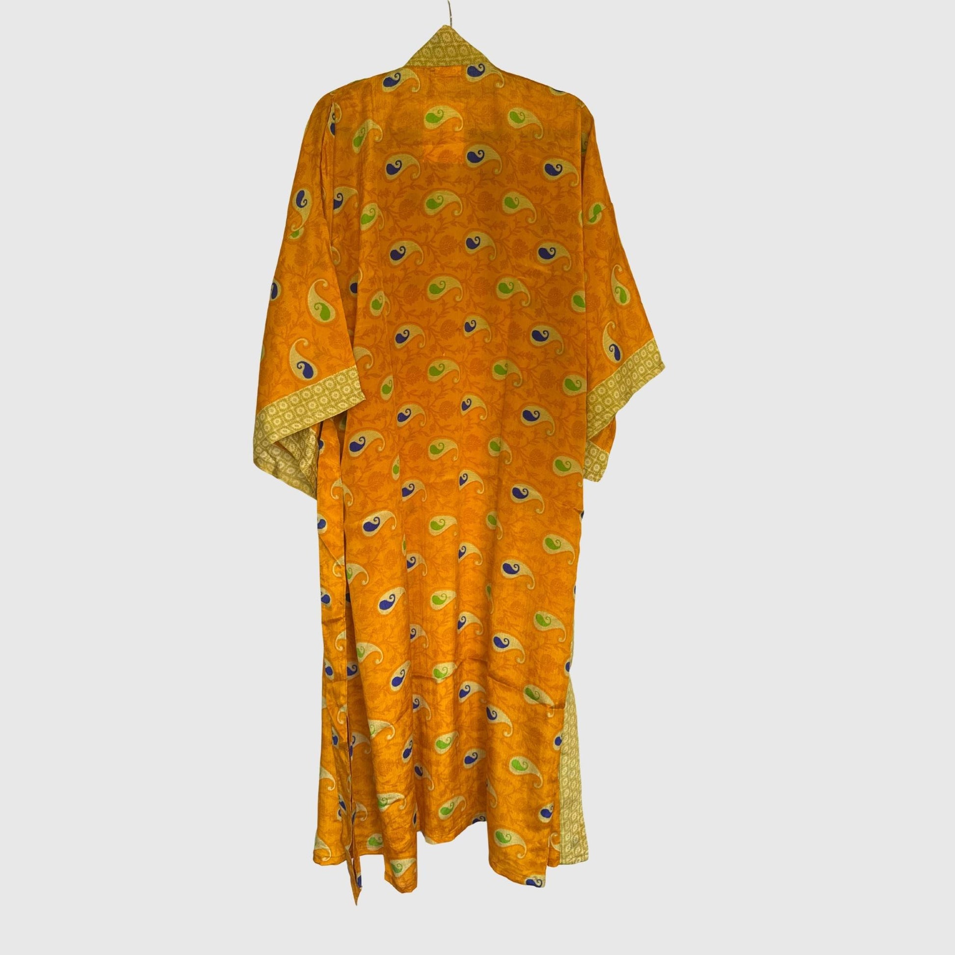 Upcycled Kimono Lang #1336 aus Vintage-Sari in Orange & Gold – Rückansicht