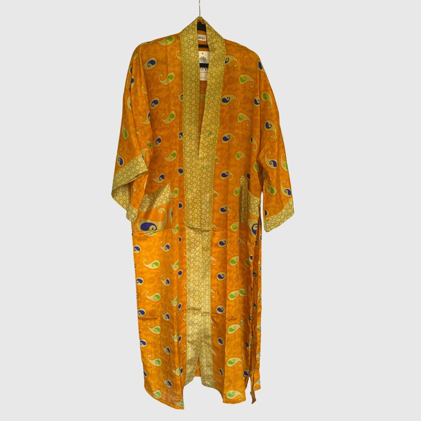 Upcycled Kimono Lang #1336 aus Vintage-Sari in Orange & Gold – Vorderansicht