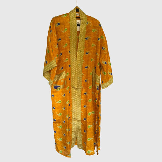 Upcycled Kimono Lang #1336 aus Vintage-Sari in Orange & Gold – Vorderansicht