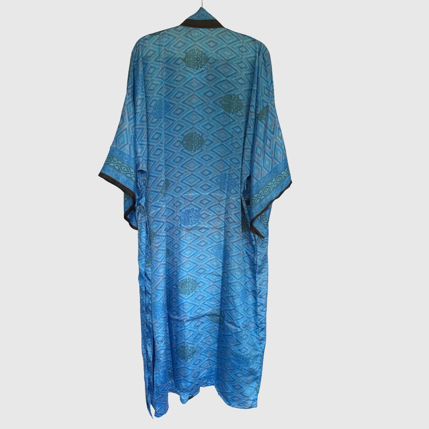 Upcycled Kimono Lang #1337 aus Vintage-Sari in Blau – Rückansicht
