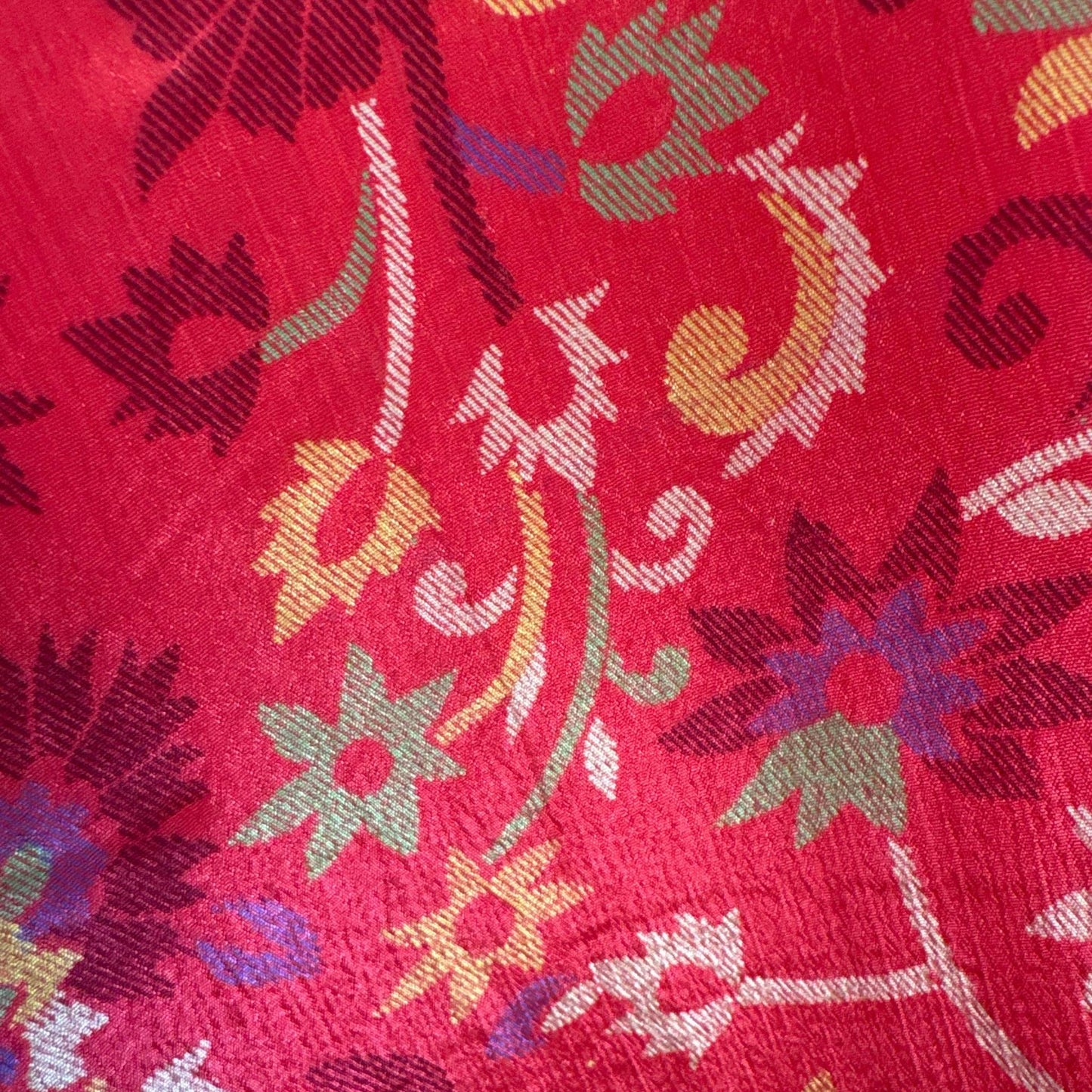 Upcycled Kimono Lang #1341 aus Vintage-Sari in Rot – Detailansicht