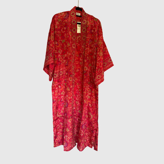 Upcycled Kimono Lang #1341 aus Vintage-Sari in Rot – Vorderansicht